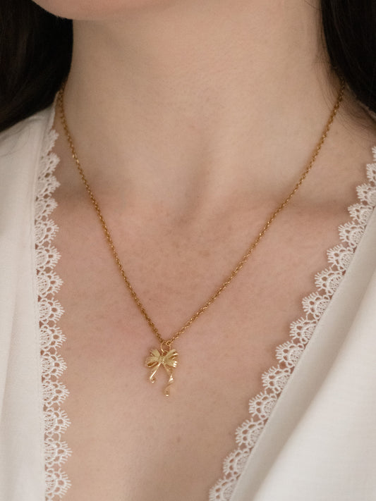 PRÉCIOSITÉ | Collier fin pendentif noeud