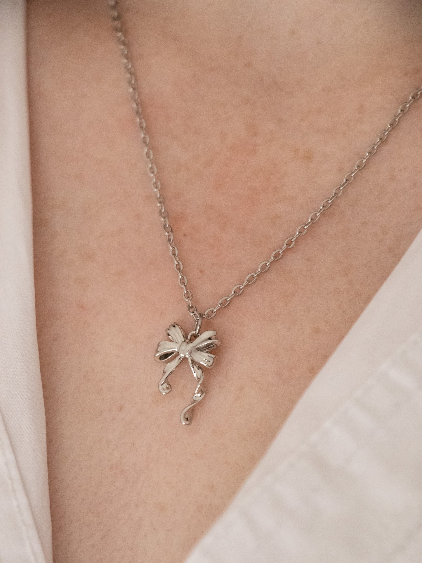 PRÉCIOSITÉ | Collier fin pendentif noeud
