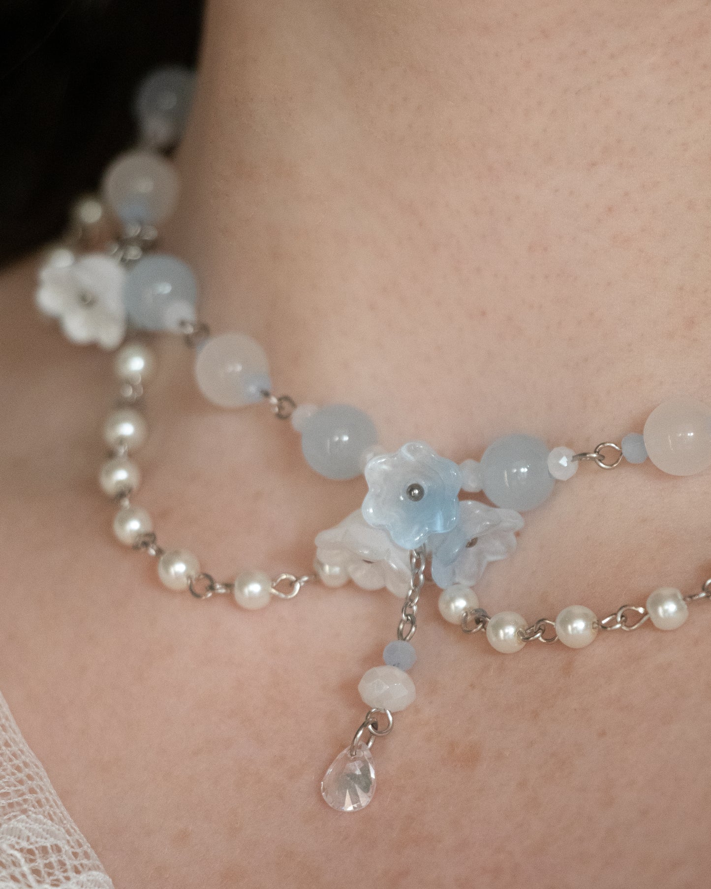 Trésors Éphémères - Collier fleuri bleu et argenté