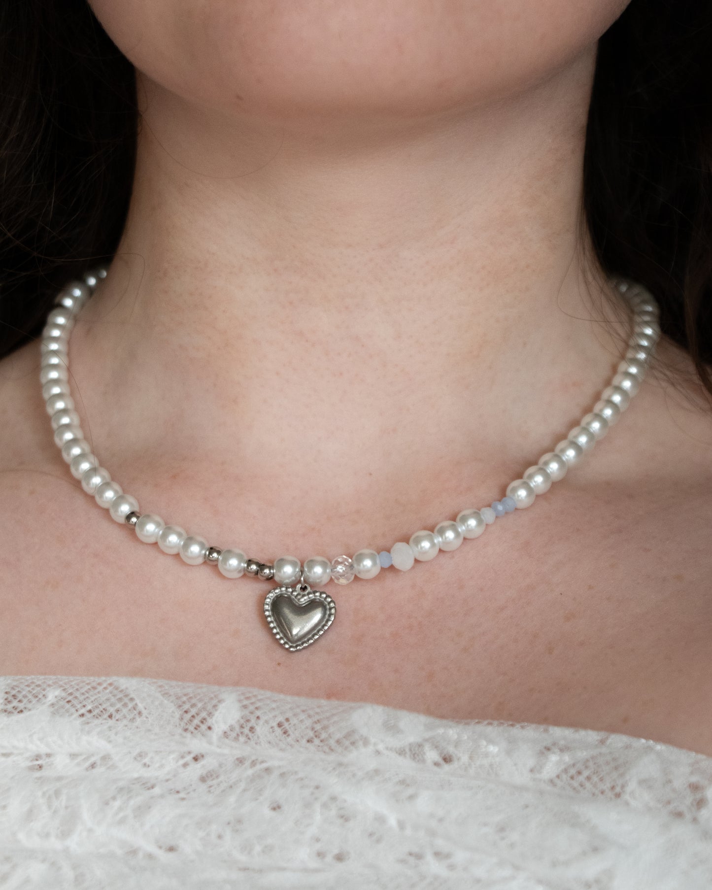 Trésors Éphémères - Collier simple asymétrique argenté avec pendentif coeur