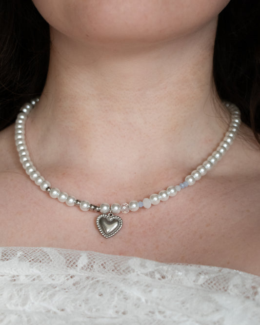 Trésors Éphémères - Collier simple asymétrique argenté avec pendentif coeur