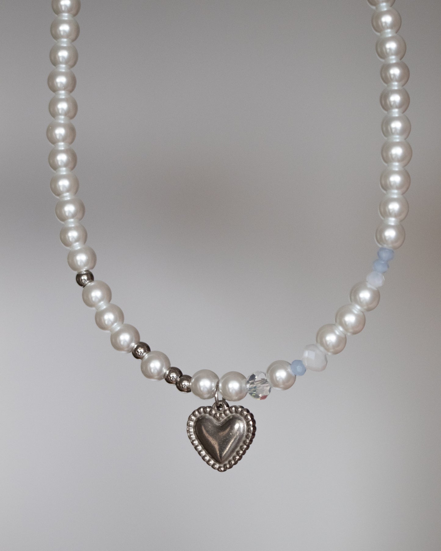 Trésors Éphémères - Collier simple asymétrique argenté avec pendentif coeur